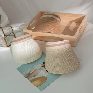 Stilvolle Sonnenhüte aus Stroh in Weiß, Beige und Braun für sommerliche Freizeit