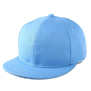Dettaglio del cappello snapback celeste a sei pannelli con visiera piatta e occhielli