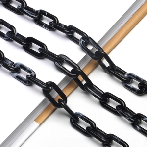 Dettaglio della catena in acrilico con motivo marmo nero e finitura lucida a specchio