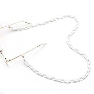 Dettaglio catena per occhiali in acrilico bianco con fermagli in metallo dorato lucido