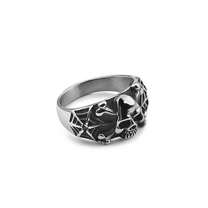 Detailaufnahme im 45-Grad-Winkel: Punk-Ring aus Titanstahl mit Totenkopf und Spinnennetz