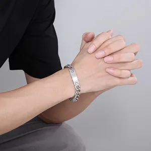 Détail du bracelet gourmette en acier inoxydable argenté avec plaque rectangulaire