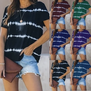Détail d'un t-shirt rayé tie-dye à col rond montrant diverses options de couleurs