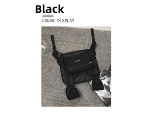 Détail du sac de poitrine tactique noir avec sangles réglables et poches zippées
