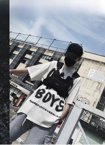 Détail du sac de poitrine tactique noir avec logo TOUGH SLHG et sangles en nylon réglables