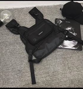Détail du sac de poitrine tactique noir avec sangles réglables et logo TOUGH SLHS