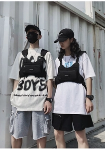 Gros plan sur le sac de poitrine tactique noir en nylon avec sangles réglables