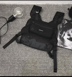 Vue détaillée du sac de poitrine tactique en nylon noir avec étiquette tissée TOUGH SLHS