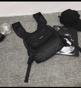 Détail de la sacoche de poitrine tactique en nylon noir avec poches multiples