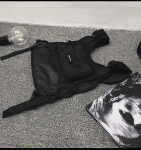 Détails du sac de poitrine tactique en nylon avec sangles réglables et poche avant