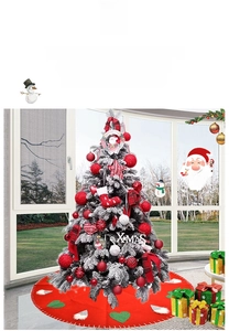 Detalle del faldón rojo para árbol de Navidad con corazones y adornos festivos
