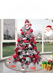 Detalle de la falda de fieltro gris para árbol de Navidad con motivos de corazones