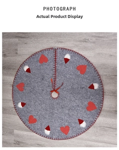 Detalle del faldón de fieltro gris para árbol de Navidad con gnomo y corazones