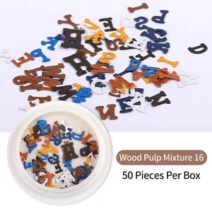 Bunte Buchstaben Holzschliff-Flocken für Nail Art DIY in runder transparenter Box 50Stk