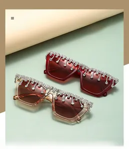Détail de lunettes œil de chat avec strass et décorations en cristal luxueuses
