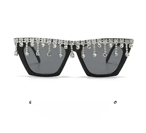 Détails macro des lunettes de soleil œil de chat de luxe avec franges en strass brillants