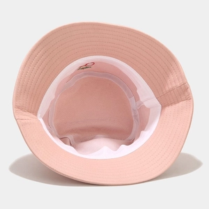 Détail de l'intérieur du chapeau bob rose avec bande de propreté et broderie florale
