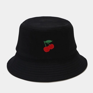 Détail de la broderie cerise sur un chapeau bob en coton noir de haute qualité