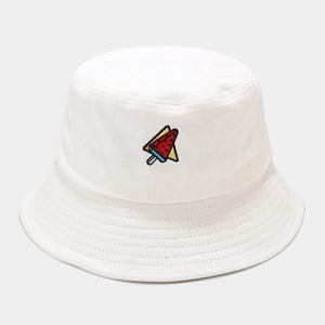 Broderie détaillée de popsicle coloré sur bob en coton blanc avec coutures soignées