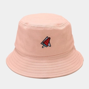 Gros plan détaillé de la broderie de glace pastèque sur le chapeau bob en coton rose