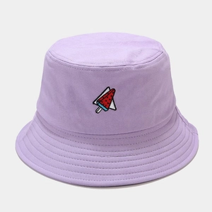 Détail du chapeau bob en coton lilas avec broderie de glace à l'eau de pastèque