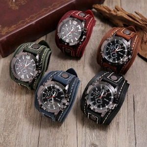 Montre manchette en cuir rétro pour hommes avec coutures et clous en cinq couleurs