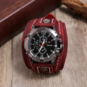 Vue macro du large bracelet de montre en cuir rouge avec coutures punk et rivets