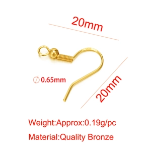 Dettaglio macro del gancio per orecchini in bronzo dorato con marchio S925 per fai da te