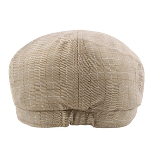 Casquette gavroche beige à carreaux en coton avec dos élastique réglable sur fond blanc