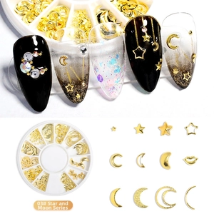 Detailansicht der goldenen Stern- und Mond-Nagelkunst-Dekoration in der Sortierbox