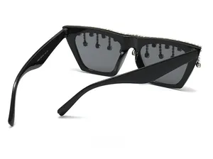 Vue détaillée des lunettes de soleil œil de chat à strass avec breloques et marquage CE