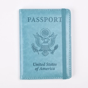 Primer plano de funda de pasaporte en cuero PU azul claro con logo grabado y elástico