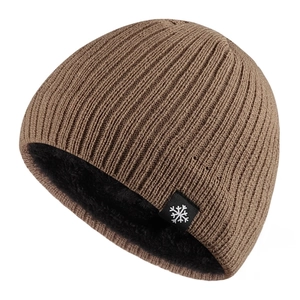 Gros plan d'un bonnet en tricot marron avec doublure en peluche noire et étiquette flocon
