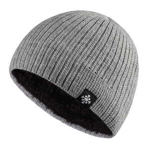 Détail du bonnet en tricot gris avec doublure en polaire noire et étiquette flocon