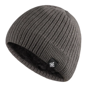 Gros plan du bonnet gris foncé en tricot avec doublure polaire noire et motif flocon