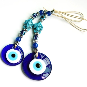 Detailansicht von Evil Eye Wandbehang mit blauen Glasperlen und silbernen Fischornamenten