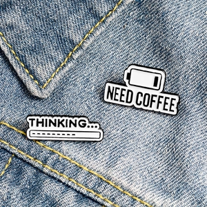 Lot de deux pin's en métal avec motifs de batterie café et barre de chargement