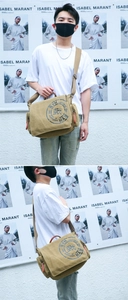 Détail du sac à bandoulière en toile vintage avec sangle réglable et patch logo