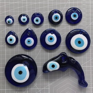 Pendentifs œil maléfique en verre bleu de formes diverses comme rondes et en goutte d'eau