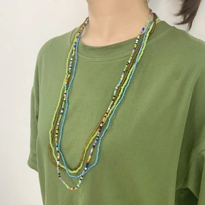 Collier multicouche de perles de rocaille bohème au design coloré pour femme