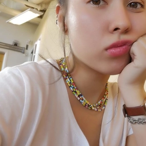 Collier multicouche en perles colorées de style bohème porté par un mannequin