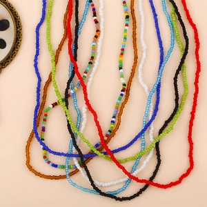 Détail de divers colliers en perles de rocaille de style bohème aux couleurs vives
