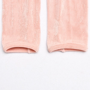 Gros plan sur un tissu en peluche rose doux montrant la texture et le détail du poignet