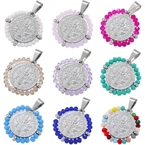 Griglia di braccialetti con medaglia di San Benedetto in nove colori e perline argento
