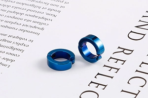 Vue détaillée de boucles d'oreilles clips créoles bleu foncé en métal poli