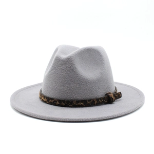 Dettaglio del cappello fedora in lana grigia con fascia leopardata e tesa rigida