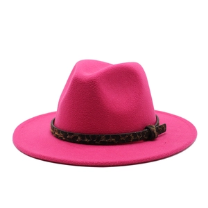 Dettaglio del cappello fedora rosso rosa con fascia leopardata e trama in feltro classica