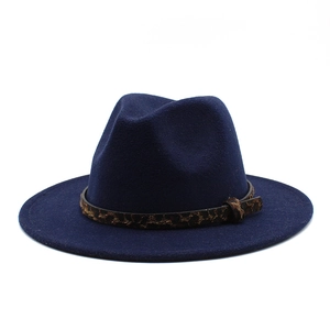 Dettaglio del cappello fedora blu scuro con un'elegante fascia con stampa leopardata
