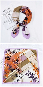 Détail du foulard carré en soie avec imprimés géométriques violets et forme dépliée