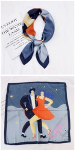 Détail d'un élégant carré en satin avec motif de couple dansant coloré et ciel étoilé scintillant